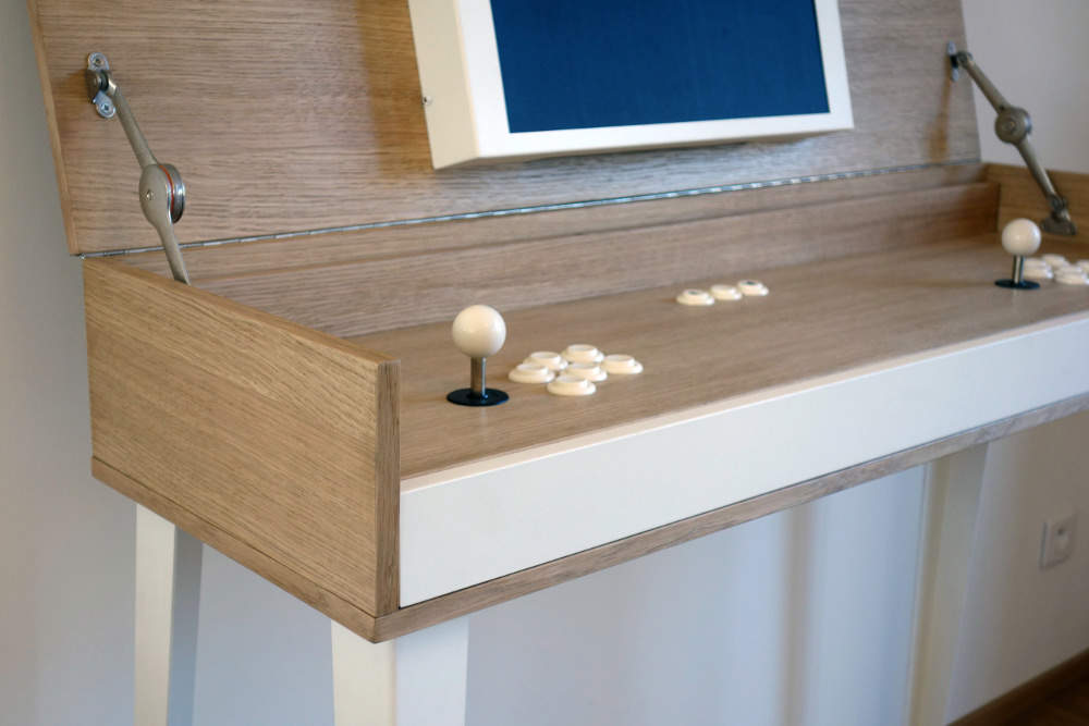 R-CO Benjamin Faure jeu vidéo sur une console manette boutons joystick