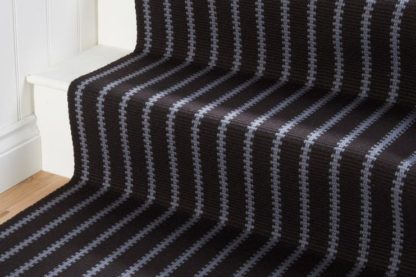 tapis pour escalier avec rayures blanches crenelées