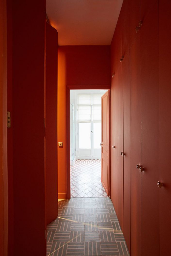 un couloir d'un appartement haussmanien sous des tons oranges
