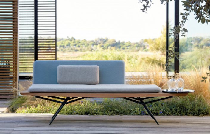 San sofa avec une table en marbre