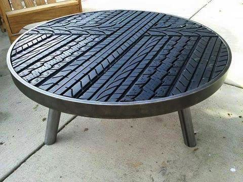 table basse avec trace de pneu