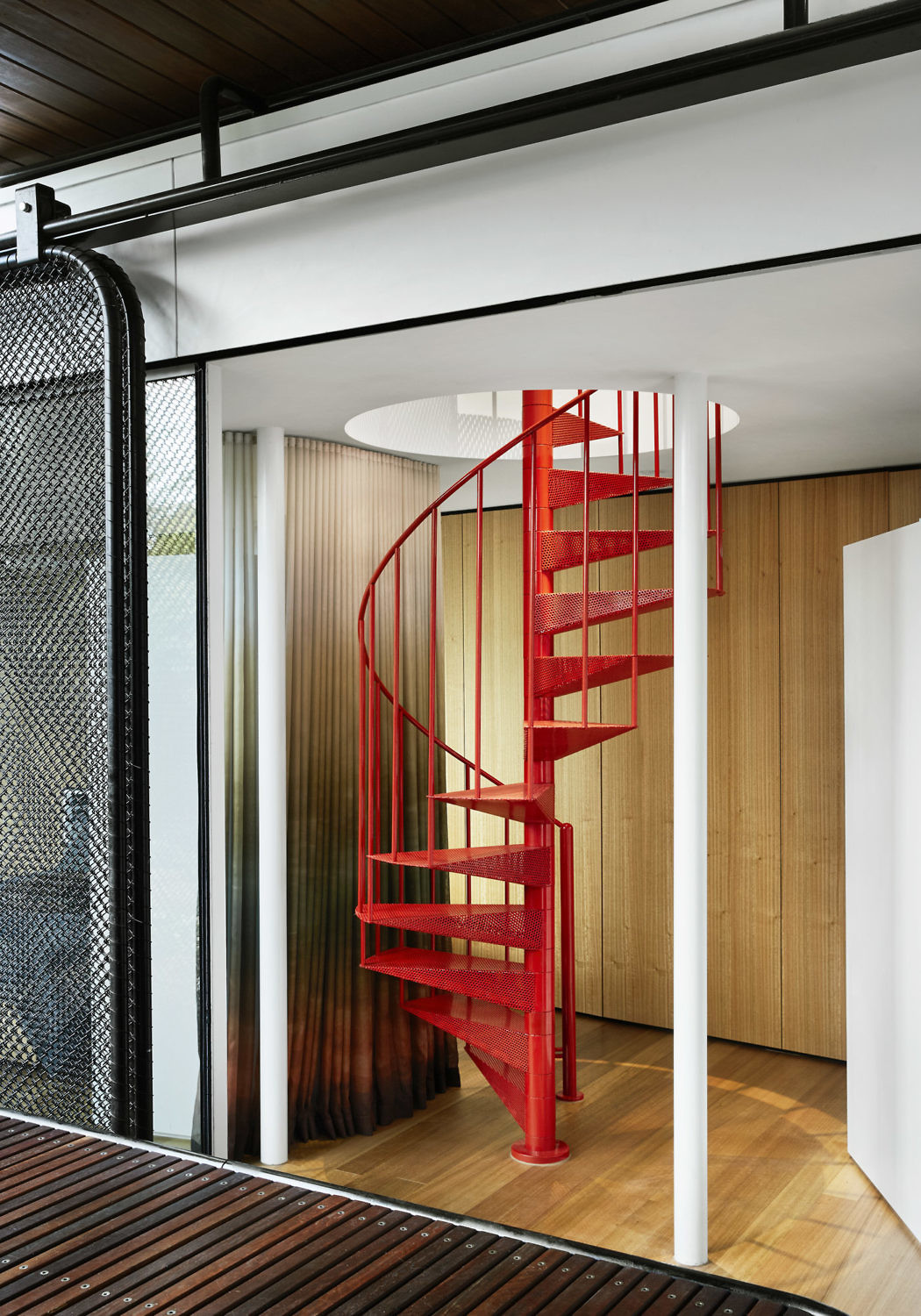 un escalier a colimacon permet d'acceder a l'etage