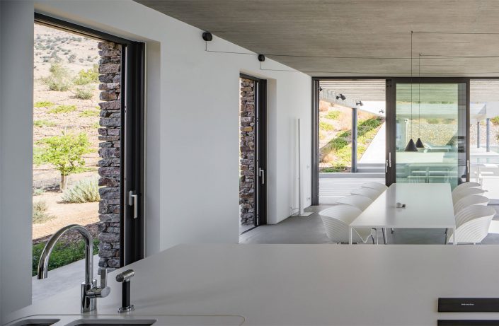un interieur modern avec un decor minimaliste
