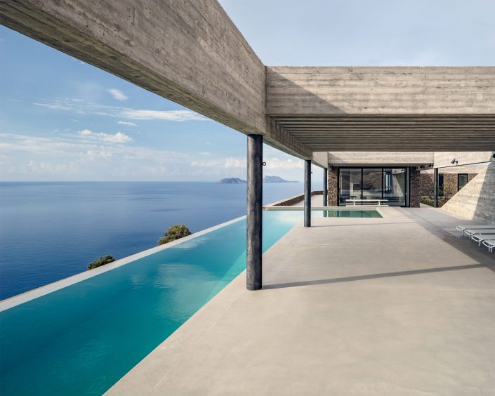 vue paradisiaque avec piscine moderne et grande terrasse lit d'exterieur