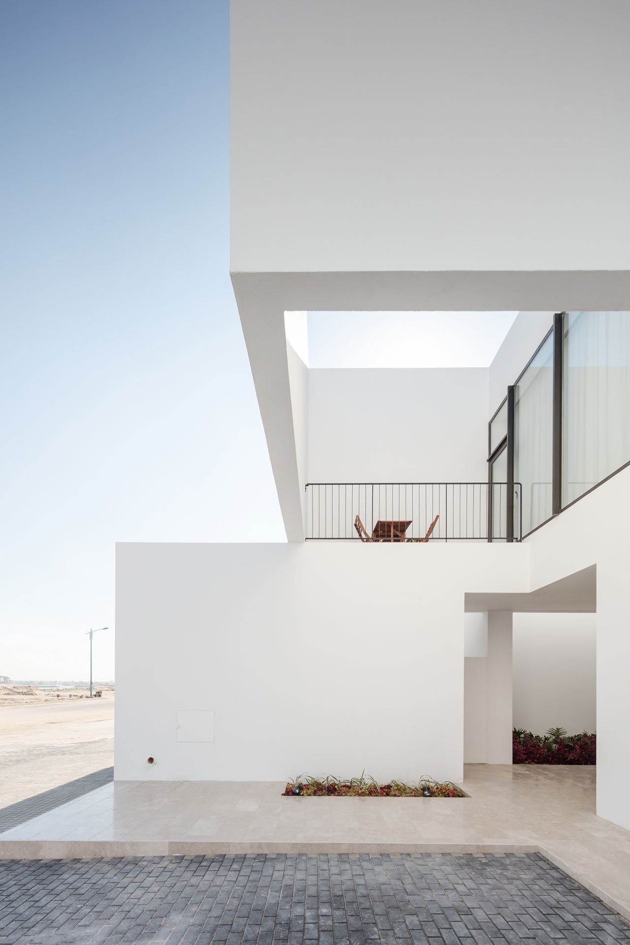 La serie de residence du nom d'Areia allit quelques materiaux naturels aux gigantesques structures cubiques et blanches