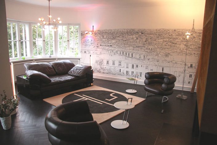 Un coin salon avec le Papier peint panoramique tour Montparnasse et Tour Eiffel