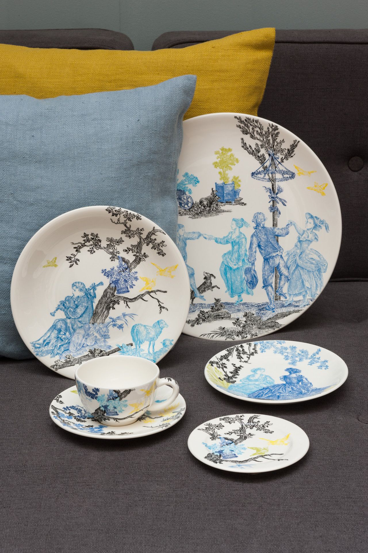 une collection de vaisselles avec des motifs peints a la main Gien et Antoinette Poisson