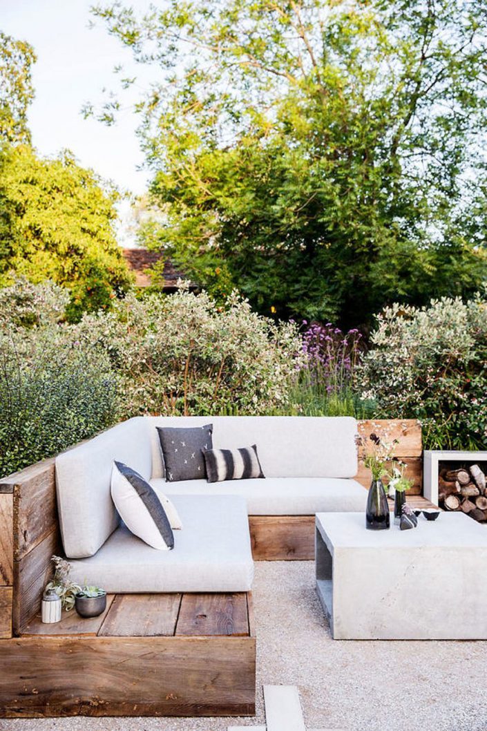 salon de jardin en palette style design avec coussin gris et table basse en béton 