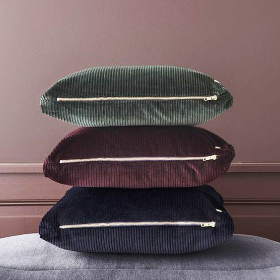 La déco met son gant en velours côtelé. Superposition de housses de coussins aux couleurs profondes parfaites pour l'hiver.