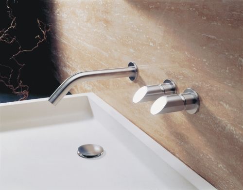Mélangeur de salle de bain mural en acier bicolor argent matte et brillant, l'accessoire pour une salle de bain design. CP. MGS Progetti 