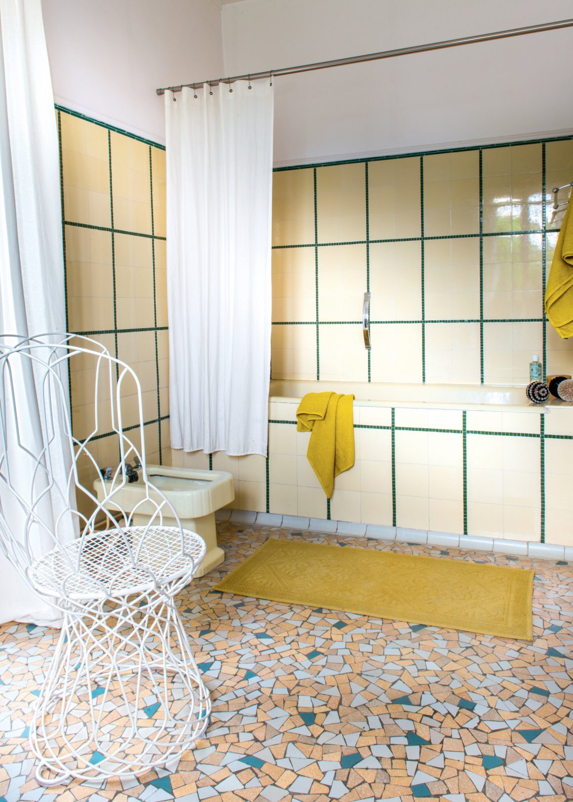 Salle de bain des années 40 dans des camaïeux de jaune et blanc. CP. Stephen Clément