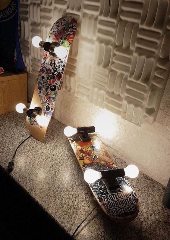 Luminaire avec une planche de skateboard où les roues ont été remplacées par des ampoules. CP. Etsy