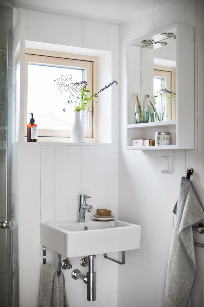 Salle de bain minimaliste dans les tons de blanc et gris.