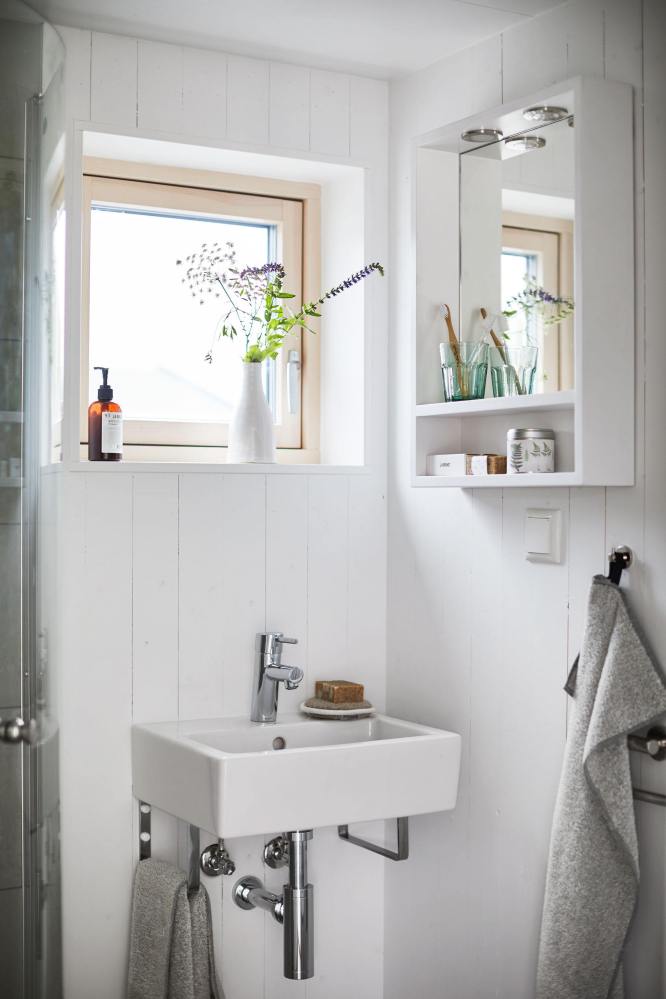Salle de bain minimaliste dans les tons de blanc et gris. 
