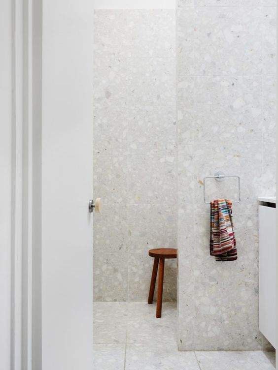 salle de bain avec les murs recouverts de terrazzo
