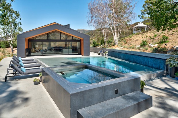 L’une des extrémité de la maison s’ouvre un patio avec une piscine qui brise les frontières entre l’intérieur et l’extérieur.  CP Grant Mudford