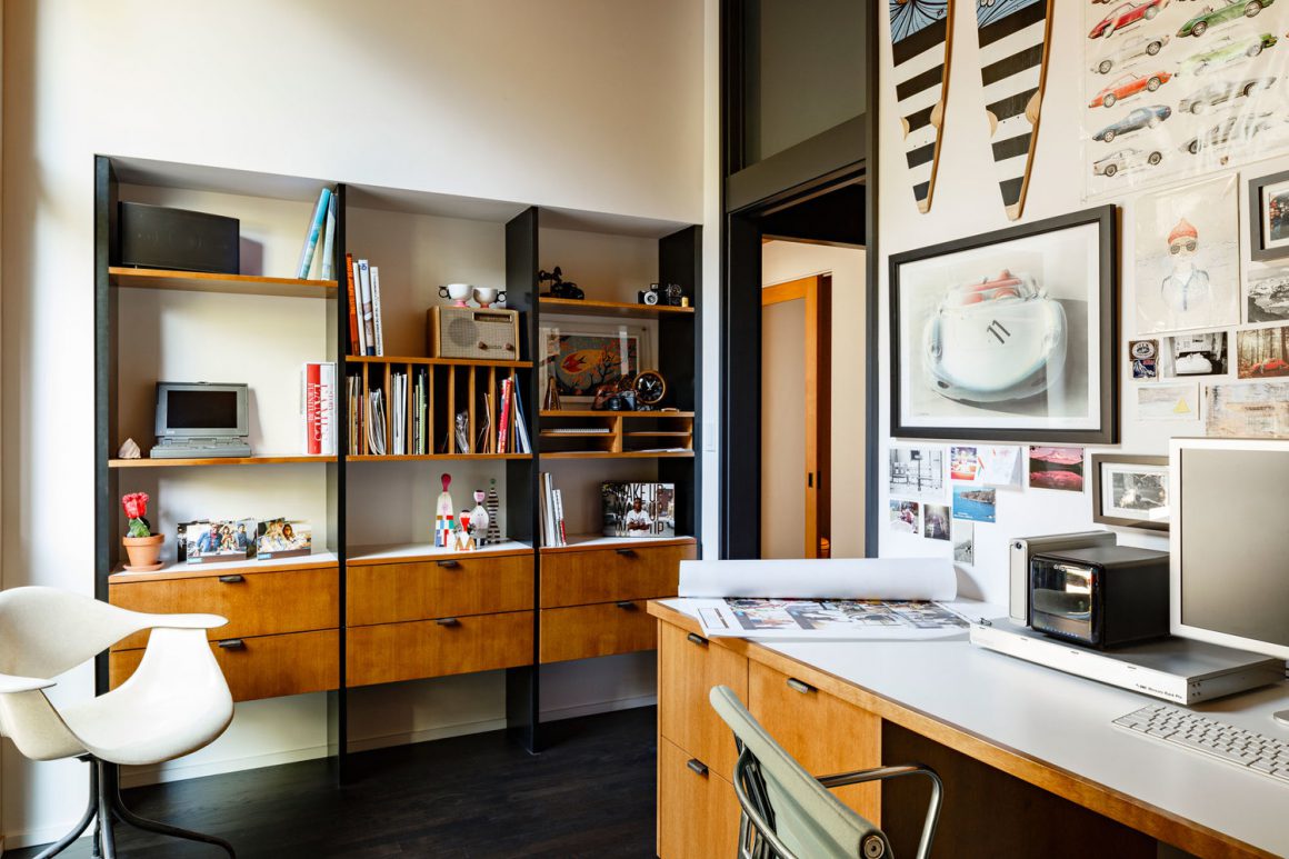 Le bureau respecte le styles de la maison avec des meubles encastrées dans le mur, typiques des années 50. CP. Lincoln Barbour