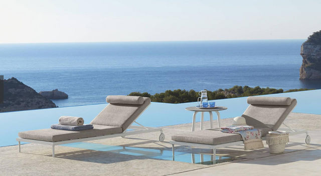 Un bain de soleil simple mais confortable avec un matelas et un appuie-tête pour plus de confort. CP. Italie Dream Design