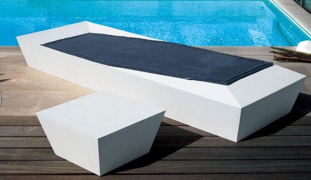 Un bain de soleil au design original, sans dossier pour être en position couchée qui s'inspire de l'Origami. CP. Fischer Möbel