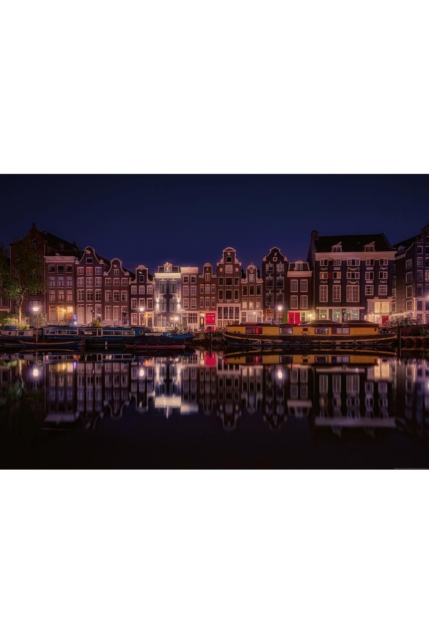 Une vue longiligne des maisons d'Amsterdam qui donnent sur le canal. 