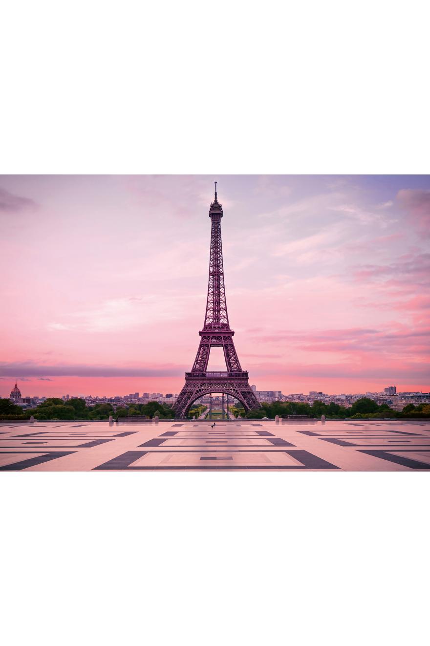 Parvis du Trocadéro à Paris avec une vue du la Tour Eiffel et un lever de soleil qui donnent une palette de couleur rosées et une ambiance romantique. Parfaite pour une chambre. 