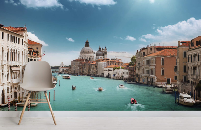 Vue d'ensemble de Venise avec ses bateaux, ses maisons et sa Basilique. 