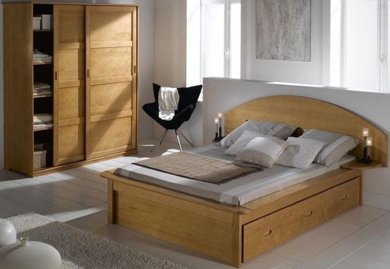 Le pin peut aussi être utilisé pour faire des meubles comme un lit ou un armoire. 