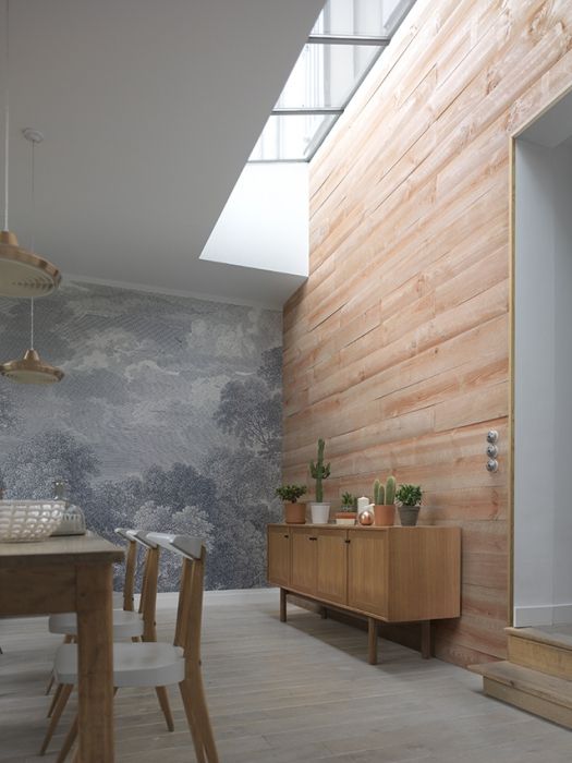 Dans cette salle à manger avec un mur couvert de papier peint panoramique, le mur en pin maritime apporte une certaine clarté et élégance. 