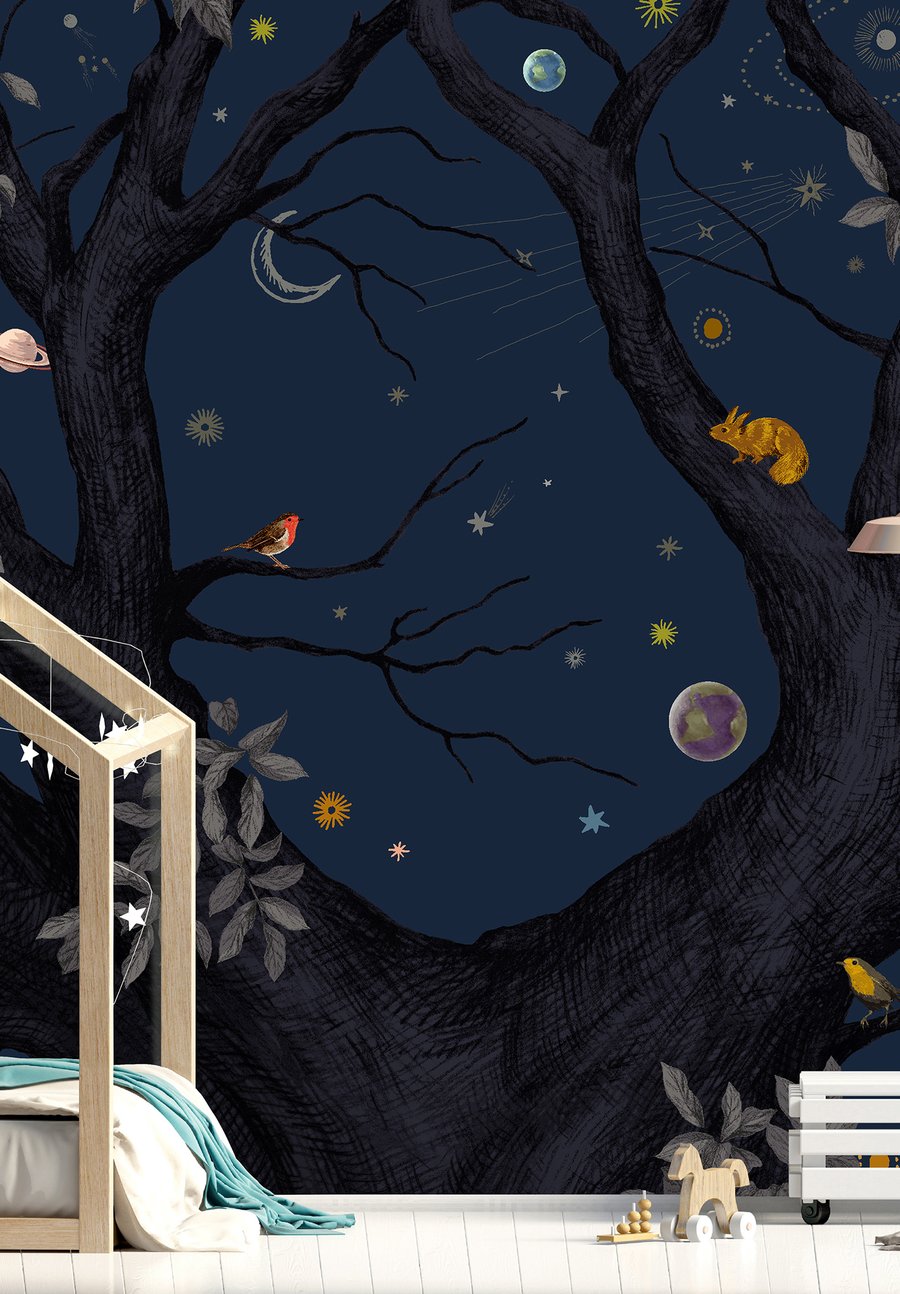Le papier peint représente la nuit dans une forêt avec des petits animaux colorés pour que les enfants aient un doux sommeil. par Isidore Leroy