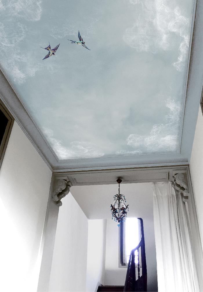 papier peint  plafond représentant des nuages et deux petites hirondelles colorées. C. P. Isidore Leroy