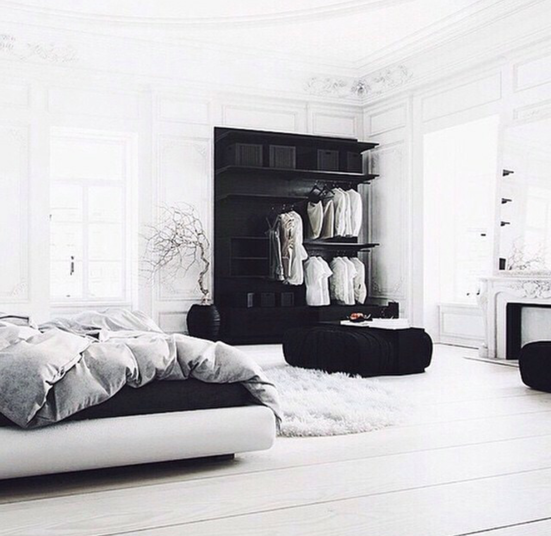 chambre blanche tapis bout de lit