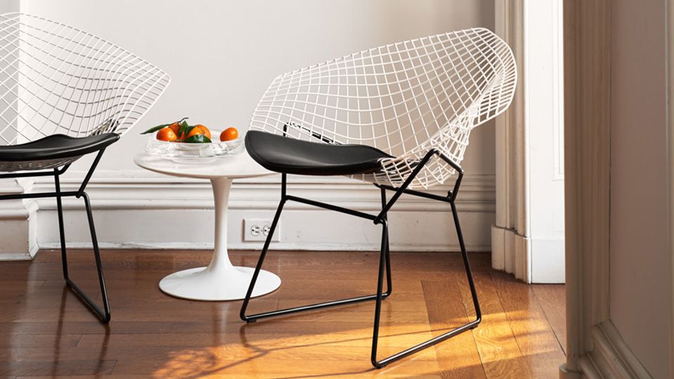 deux fauteuils Diamond noir et blanc salon design Harry Bertoia
