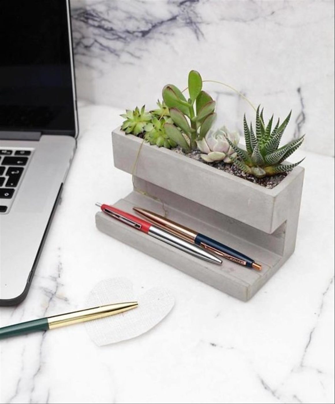 Desktop en béton pour poser les stylos qui sert aussi de petite jardinière à plante. Un objet en béton qui joint l'utile à l'agréable.