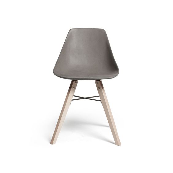 Chaise Hauteville en béton et pieds en bois.