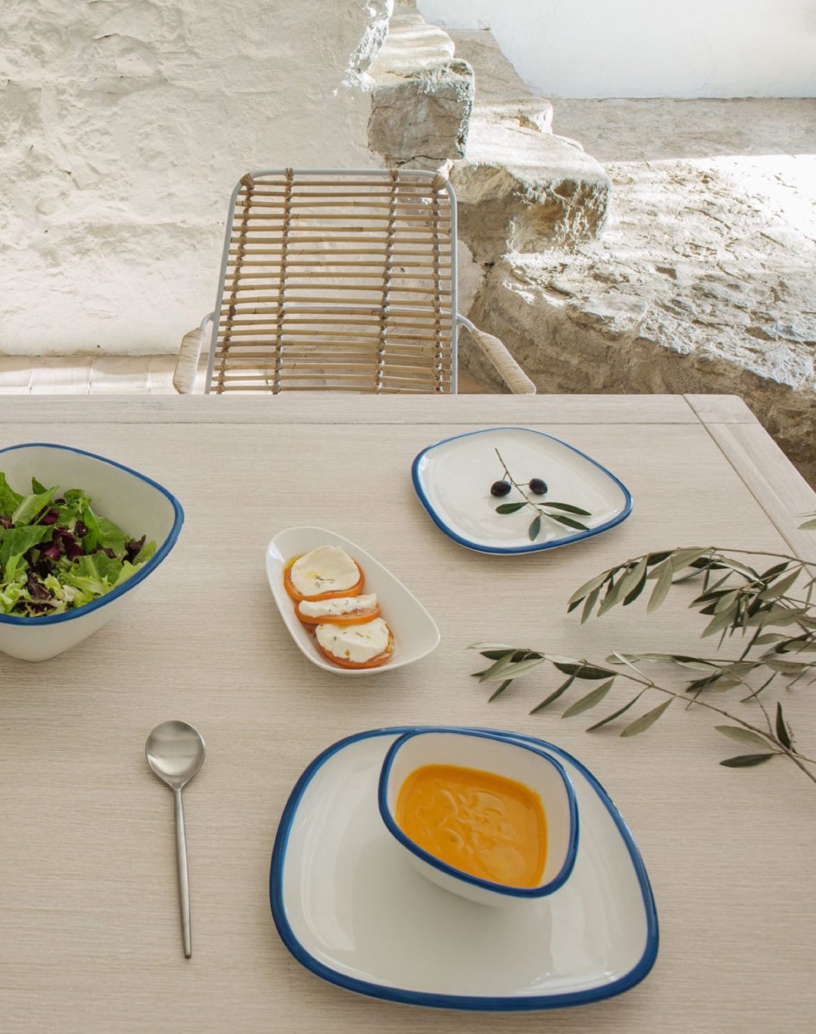 assiettes blanches et bleu style méditerranée, couverts, arts de la table, collection Mediterranean Feeling Kave Home