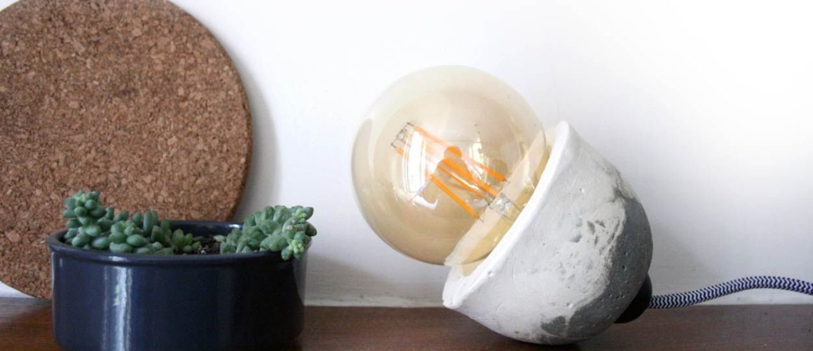 lampe DIY en béton avec peinture blanche et ampoule design