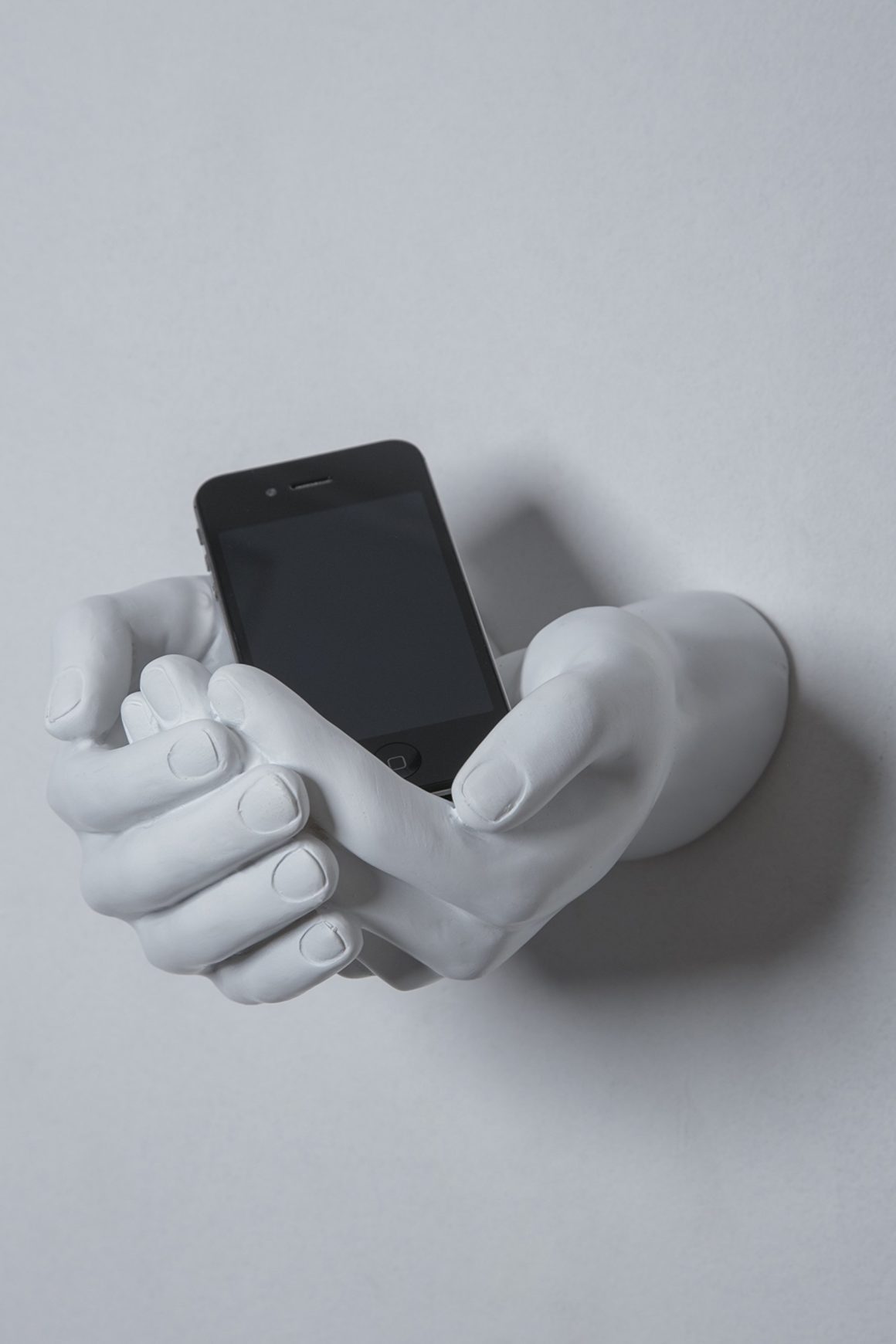 Deux mains jointes en béton pour y déposer un téléphone ou des carnets