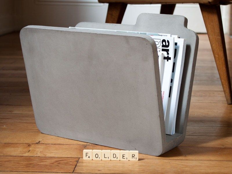 Range-livre design en béton avec journaux et en forme de chemise
