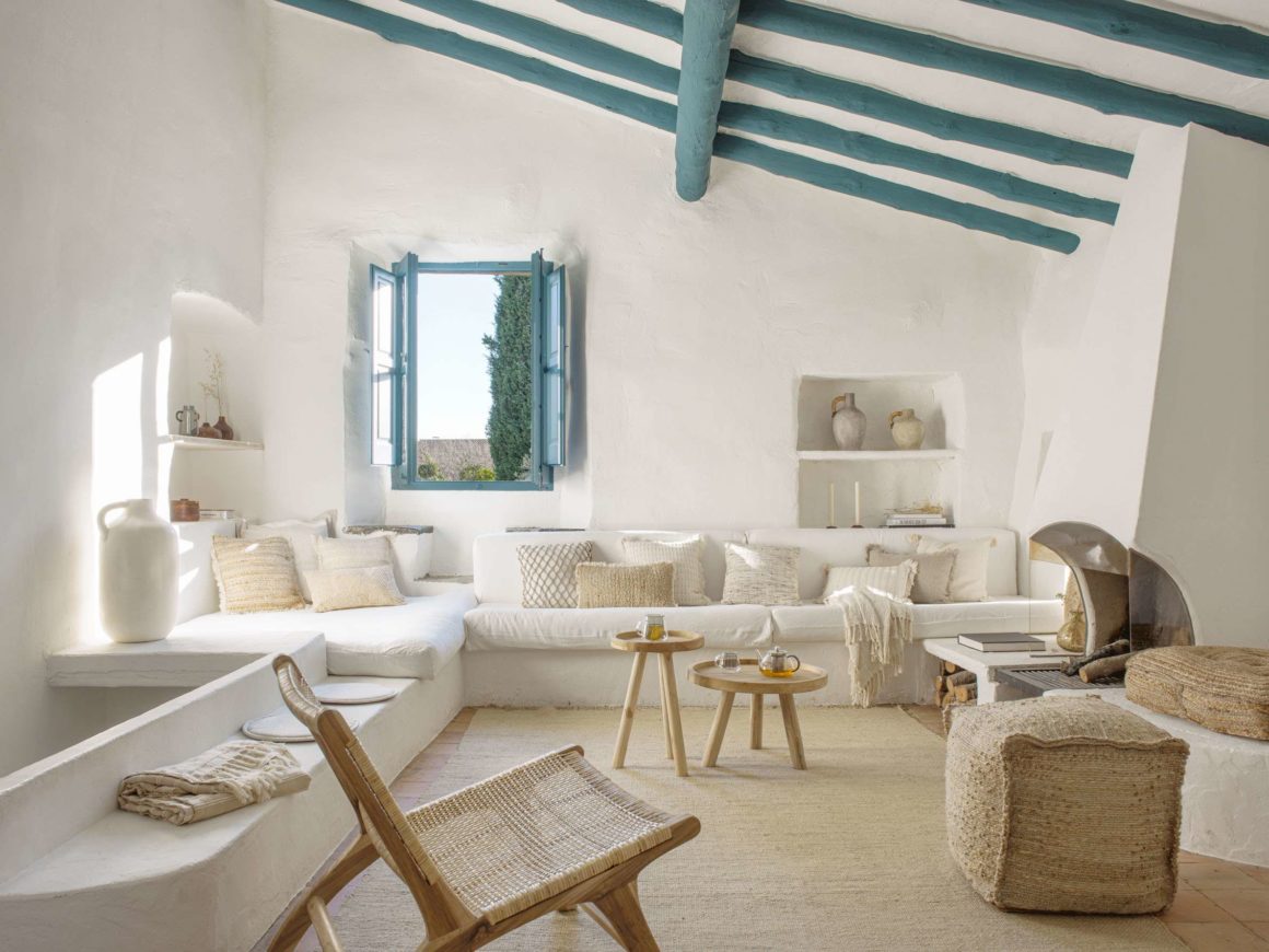 meubles salon collection Mediterranean Feeling Kave Home. matières naturelles, chaise, canapé, pouf, tables basses.