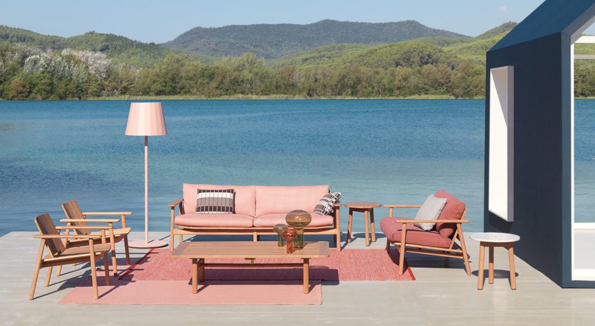 salon de jardin Kettal rose et bois sur un lac