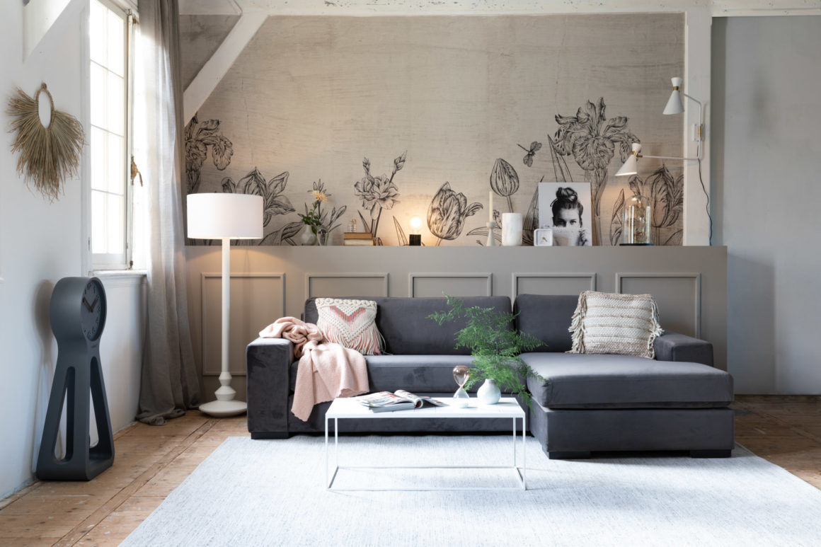 décoration salon avec meubles Zuiver, canapé, luminaire et table basse