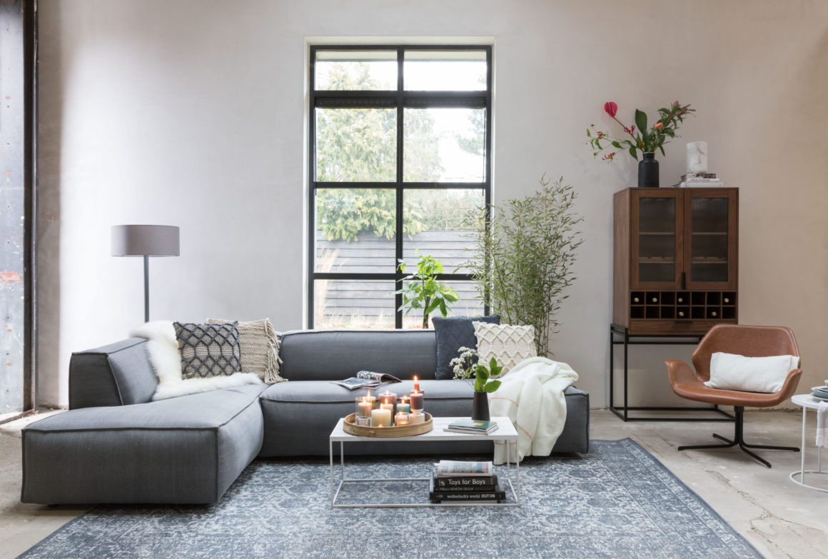 salon clair avec meuble et décoration Zuiver, canapé, fauteuil en cuir, table basse, plantes