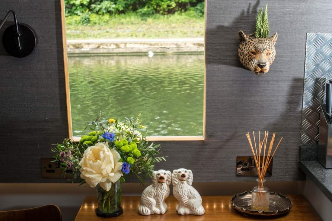 décoration avec des fleurs, et deux statues en forme de chiens sur le bureau